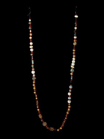 Civilización fenicia: collar de oro, plata, cornalina y pasta de vidrio de Phoenician School