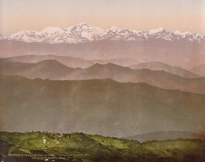 Darjeeling. Kinchinjunga y las nieves desde Kutcherry Hill de Photoglob Co. (Zurich, active c. 1890 1910)
