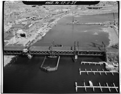 Puente del Río Norwalk, Norwalk, Connecticut (foto en blanco y negro) de Photographer American