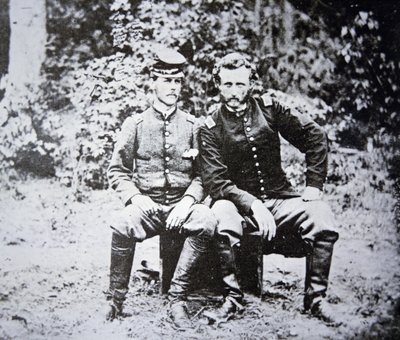 Retrato del Teniente George A. Custer (1839-1876) (sin sombrero) con su prisionero Teniente Washington del Ejército Confederado, capturado en mayo de 1862 de Photographer American