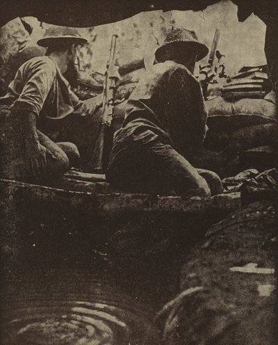 Soldados australianos en una trinchera llena de agua, Sanananda, Nueva Guinea, Segunda Guerra Mundial de Photographer Australian