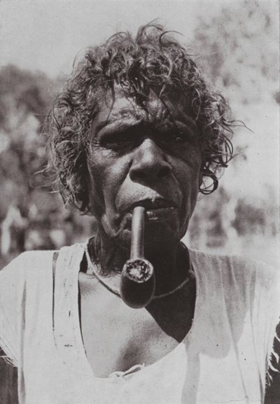 Lirio Oscuro fuma la Pipa de la Paz de Photographer Australian