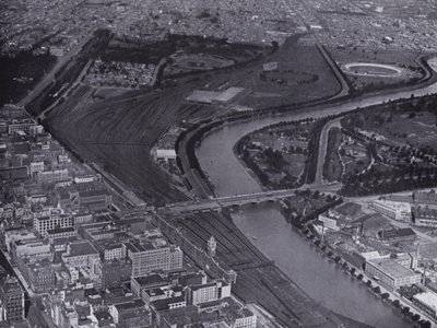Melbourne: Vista aérea de los patios ferroviarios de Jolimont y el río Yarra, mostrando una pequeña sección de la ciudad y Richmond en la distancia de Photographer Australian