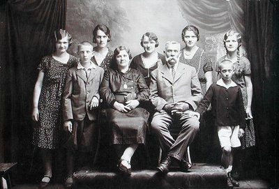 Familia con numerosos hijos, principios del siglo XX de Photographer Austrian