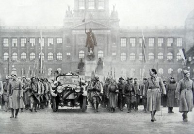 Tropas checas acompañan al presidente Thomas Masaryk en Praga, 25 de diciembre de 1918 de Photographer Czech