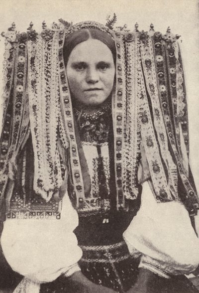 Mujer checa con un tocado de cintas donde cada cinta denota un pretendiente que rechazó en matrimonio de Photographer Czech