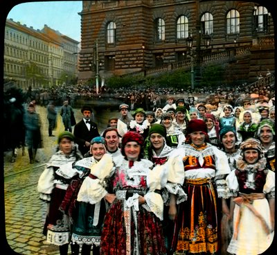 Jóvenes en trajes nacionales, Plaza de Wenceslao, Praga, Checoslovaquia, c.1921 de Photographer Czech