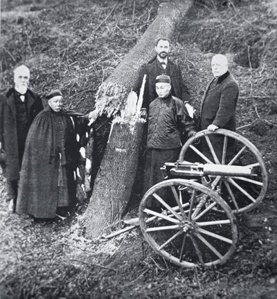 Hiram Maxim demostrando el poder de su arma a funcionarios del gobierno chino de Photographer English