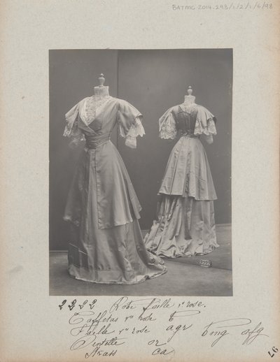 Página de álbum: Casa de Worth, Traje de Photographer French