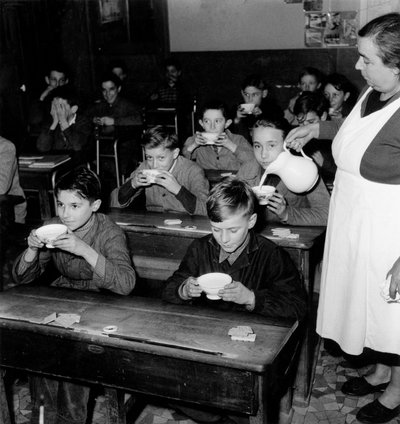 Leche gratuita en las escuelas francesas, 8 de diciembre de 1954 (foto b/n) de Photographer French