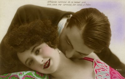 Francés besando apasionadamente a una mujer en el cuello de Photographer French