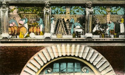Friso sobre la puerta que representa las diversas etapas del trabajo del vino, Reims, rue de Mars, entrada de la Maison des Champagnes Veuve Clicquot (Clicquot-Ponsardin) de Photographer French