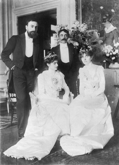 De izquierda a derecha: Ernest Rouart (1874-1942) y su esposa Julie Manet (1878-1967), Paul Valery (1871-1945) y su esposa Jeannie Gobillard (1877-1970), el día de su boda, mayo de 1900 (fotografía en blanco y negro). de Photographer French