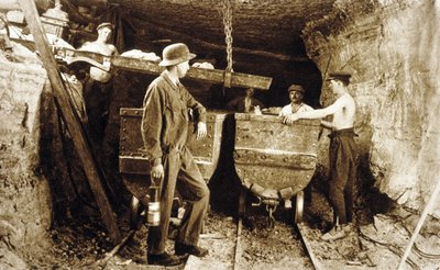 Mineros en una mina de potasa, Alsacia, hacia 1900 (foto b/n) de Photographer French