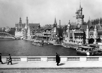 Arquitectura neogótica construida para la Exposición Universal de 1900, París (fotografía en blanco y negro) de Photographer French
