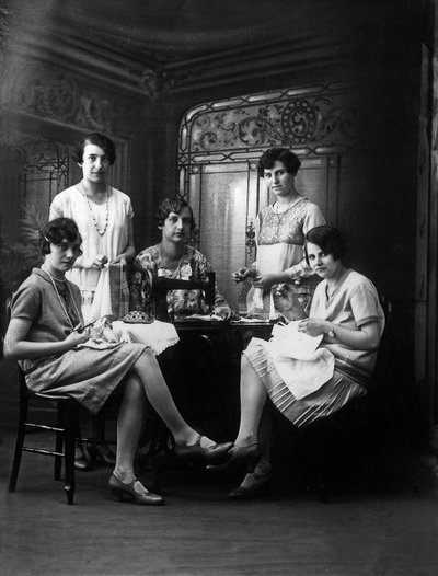 Taller de costura, c.1920 (foto b/n) de Photographer French