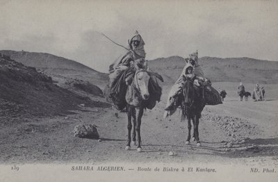 Viajeros en el Sahara argelino en la carretera de Biskra a El Kantara de Photographer French