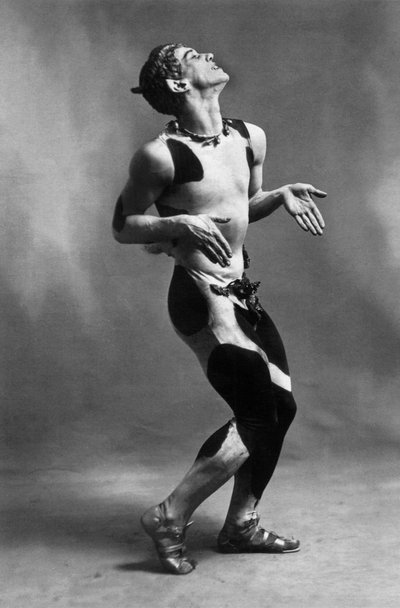 Vaslav Nijinsky como fauno en el ballet "La tarde del fauno", París de Photographer French