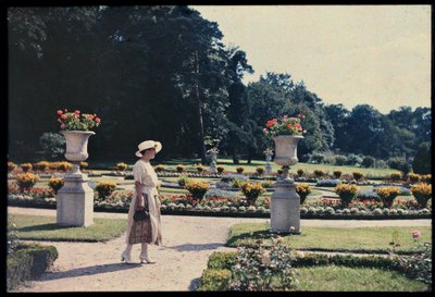 Mujer paseando por el jardín del Bagatelle, París, c.1920 (foto) de Photographer French