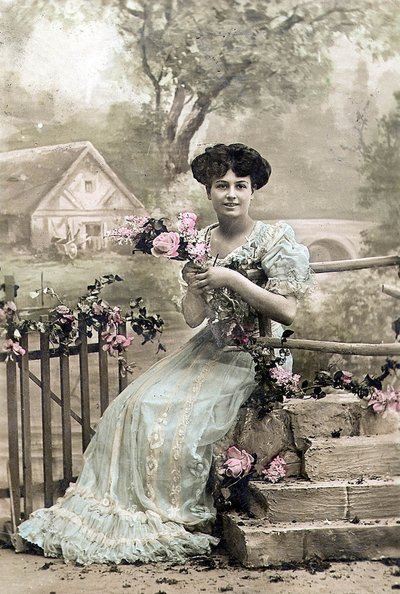 Mujer con guirnalda de flores, tarjeta postal, c. 1900 (foto coloreada a mano) de Photographer French