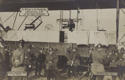 Un marinero en la góndola del Zeppelin LZ III en el campo de tiro de Tegel, Berlín de Photographer German