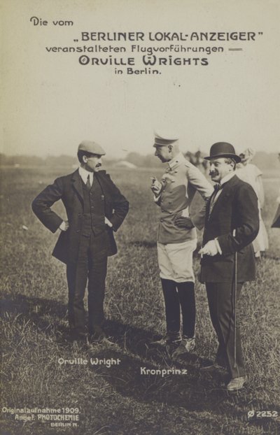 El aviador estadounidense Orville Wright conversando con el Príncipe Heredero Guillermo de Alemania durante una visita a Berlín de Photographer German