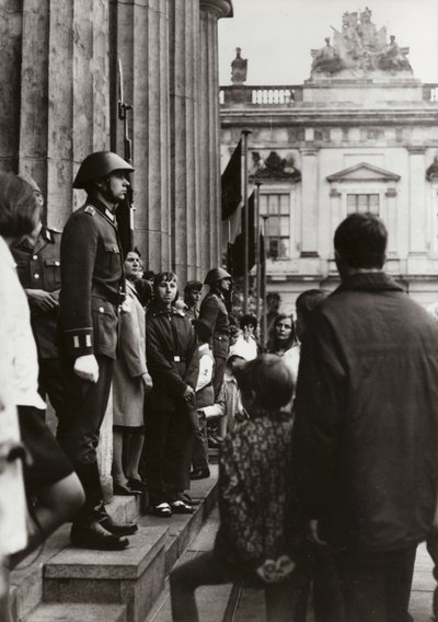En el Memorial a las Víctimas del Fascismo y Militarismo, soldados del Ejército Popular Nacional honran a los pioneros de la paz y el socialismo (foto en blanco y negro) de Photographer German