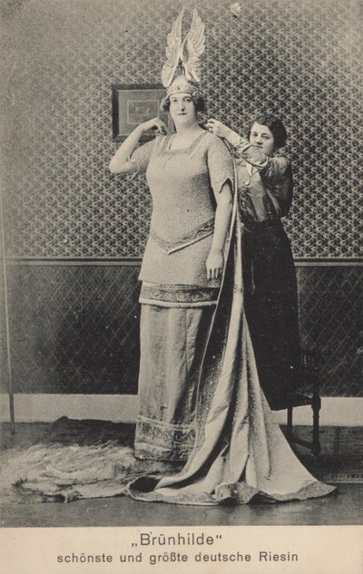 Brunhilde, la gigante alemana más bella y alta de Photographer German