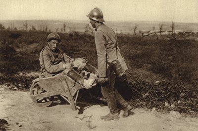 Soldado francés capturado transportando a su camarada herido en una carretilla, Primera Guerra Mundial de Photographer German