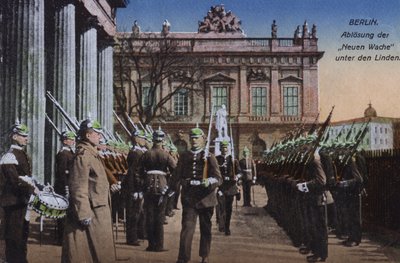 Cambio de guardia en la Neue Wache, Unter den Linden, Berlín, Alemania de Photographer German