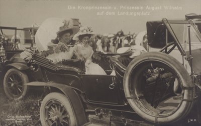 La princesa heredera Cecilie y la princesa August Wilhelm de Alemania en un campo de aterrizaje de Zeppelin de Photographer German