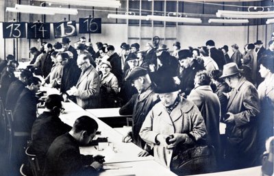 Ciudadanos de Alemania del Este haciendo fila para obtener permisos para visitar a familiares en el Oeste de Photographer German