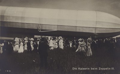 Emperatriz Victoria Augusta de Alemania con el Zeppelin LZ III de Photographer German