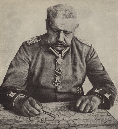 Mariscal de campo von Hindenburg estudiando un mapa de Photographer German