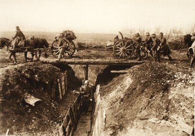 Artillería de campo cruzando una trinchera enemiga asaltada; haces de fascinas sujetos al carro de armas para su uso en la superación de posiciones enemigas (foto en b/n) de Photographer German