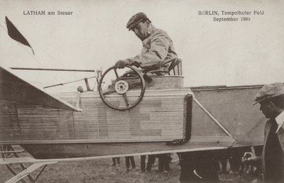 Aviador francés Hubert Latham en los controles de su avión, aeródromo de Tempelhof, Berlín, septiembre de 1909 de Photographer German