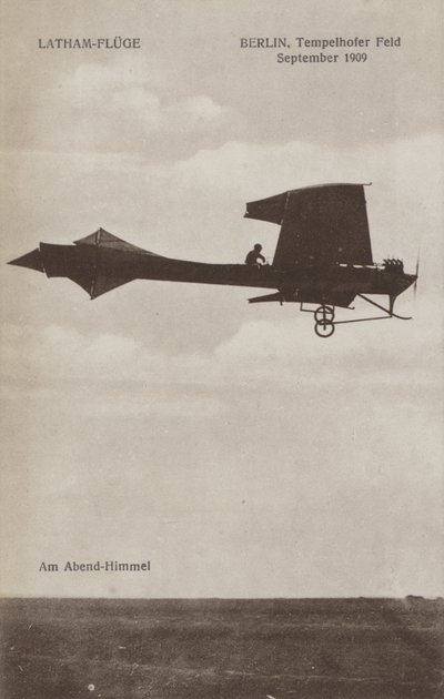 El aviador francés Hubert Latham sobrevolando el aeródromo de Tempelhof, Berlín, septiembre 1909 de Photographer German