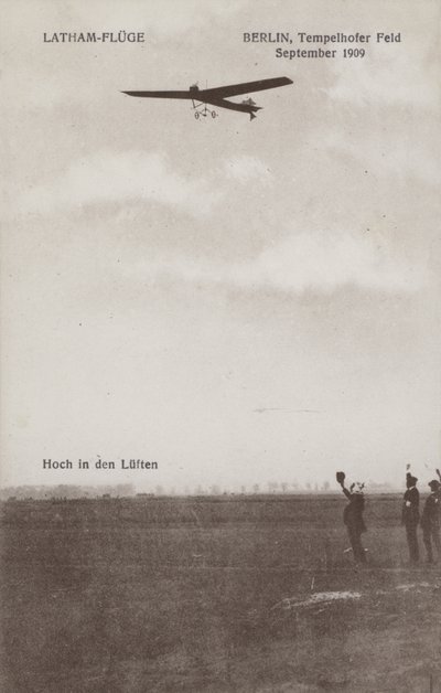 Aviador francés Hubert Latham volando sobre el aeródromo de Tempelhof, Berlín, septiembre de 1909 de Photographer German