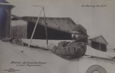 Aviador francés Louis Bleriot, el primero en volar a través del Canal de la Mancha, en su monoplano de Photographer German