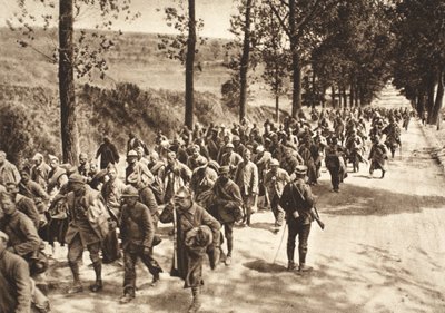 Prisioneros franceses en la carretera entre Soissons y Fismes durante la Batalla del Aisne de Photographer German