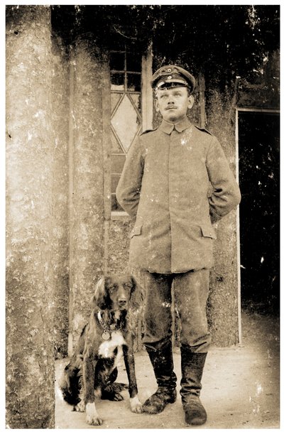 Sargento del Ejército Alemán con un perro de Photographer German