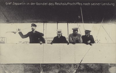 El constructor de dirigibles alemán Graf Ferdinand von Zeppelin en la góndola de uno de sus dirigibles después de aterrizar de Photographer German