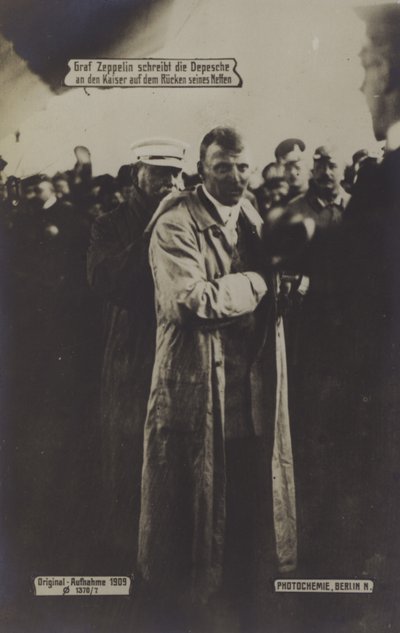 Constructor de dirigibles alemán Graf Ferdinand von Zeppelin escribiendo un mensaje al Kaiser en la espalda de su sobrino de Photographer German