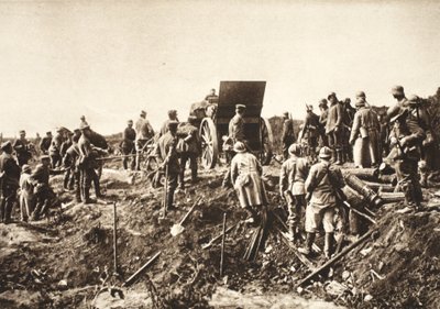 Batería alemana avanza sobre terreno difícil antes de Fismes, franceses capturados en primer plano listos para ser transportados de Photographer German