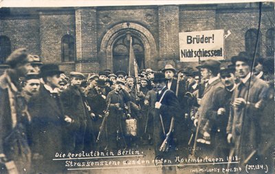 Civiles y soldados alemanes en Berlín, noviembre de 1918 de Photographer German