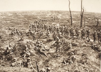 Infantería alemana cruza Chemin des Dames para seguir al enemigo en retirada, 27 de mayo de 1918 de Photographer German