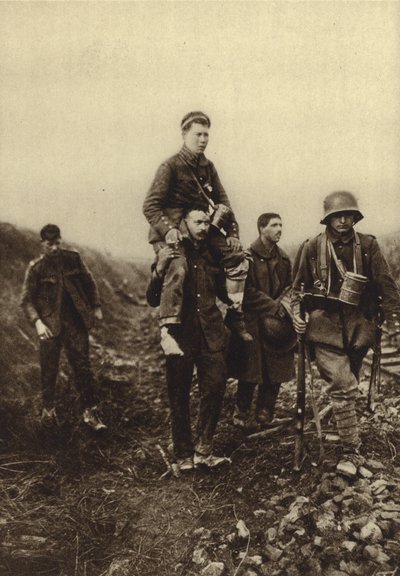 Infante alemán con una herida en la pierna siendo llevado del campo de batalla por prisioneros británicos, Primera Guerra Mundial de Photographer German