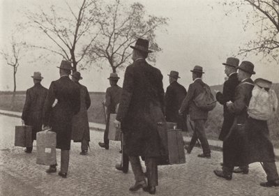 Trabajadores ferroviarios alemanes expulsados del Ruhr por participar en la campaña de desobediencia civil durante la ocupación francesa, agosto de 1923 de Photographer German