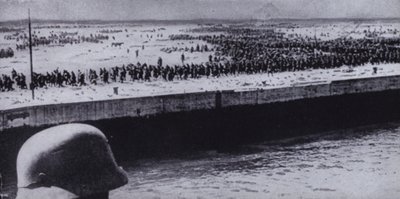 Soldado alemán vigilando prisioneros aliados en la playa de Dunkerque, Francia, Segunda Guerra Mundial, junio de 1940 de Photographer German