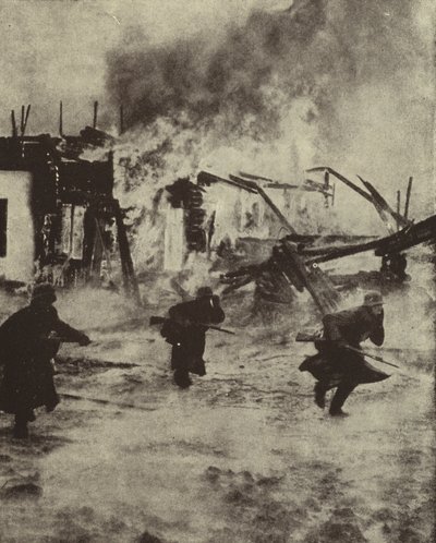 Soldados alemanes avanzando a través de las ruinas en llamas de Róterdam tras su bombardeo por la Luftwaffe, Segunda Guerra Mundial, mayo de 1940 de Photographer German